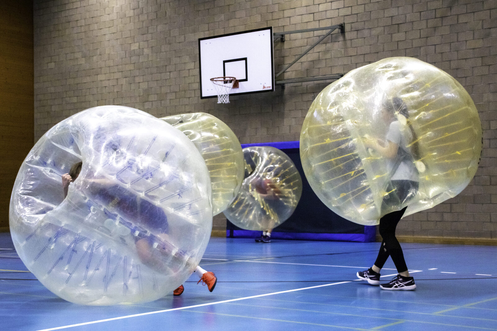 Bubble-Soccer in der Turnhalle