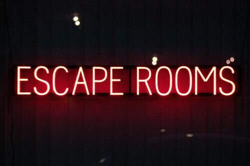 Neon Schild mit Schriftlaut: Escape Rooms
