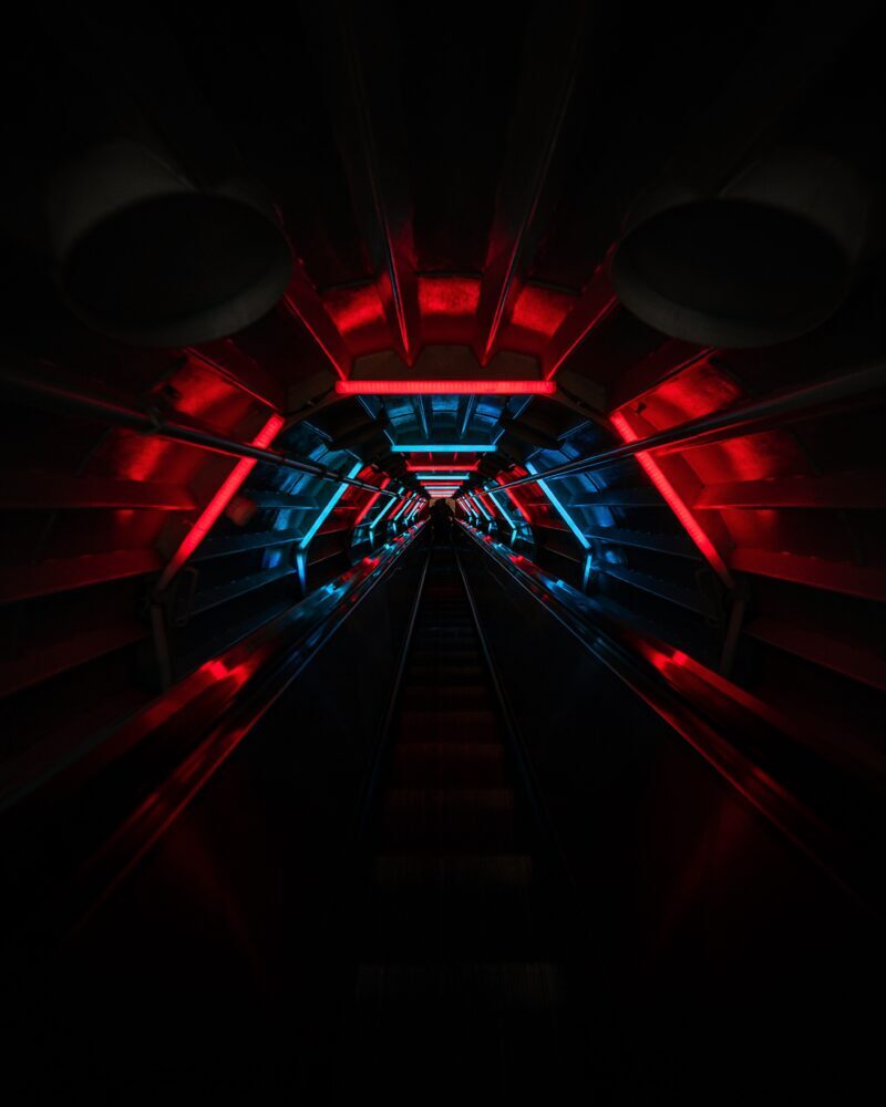 Tunnel mit farbigem Licht/Laser